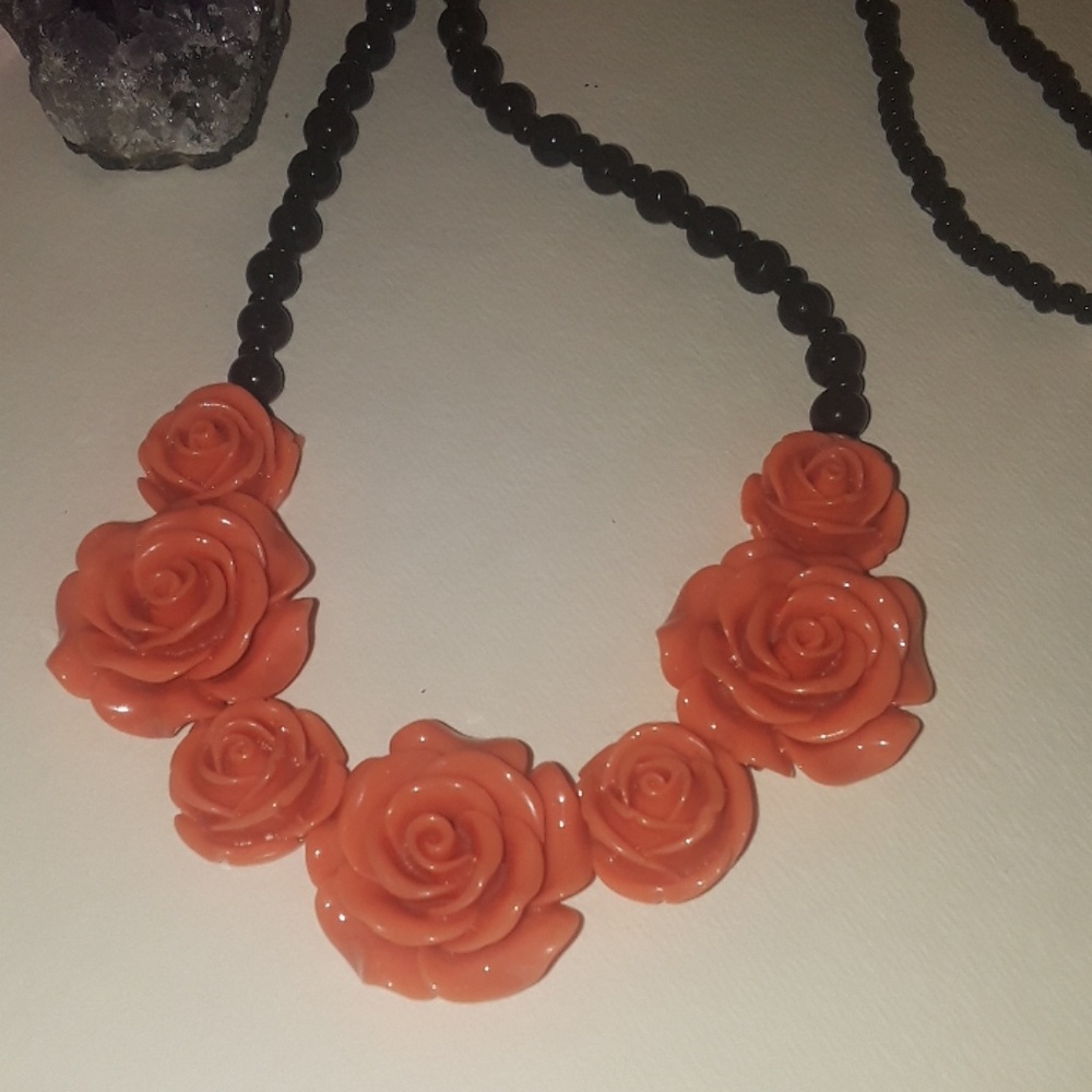 NWOT pretty peach and black beaded flower necklace